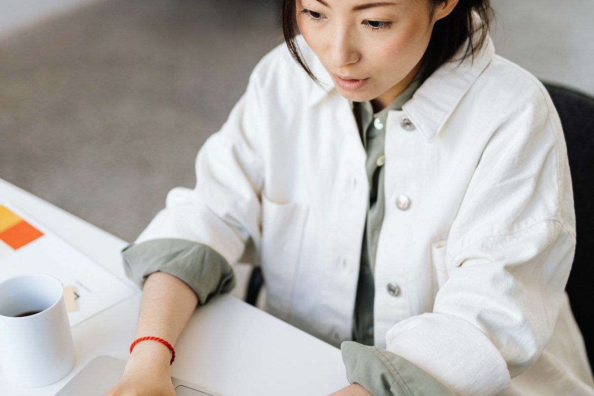 オフィスのデスクで業務にあたる様子